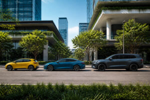 Flotte automobile futuriste en milieu urbain