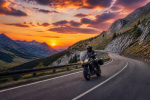 Voyage epique en moto au coucher du soleil